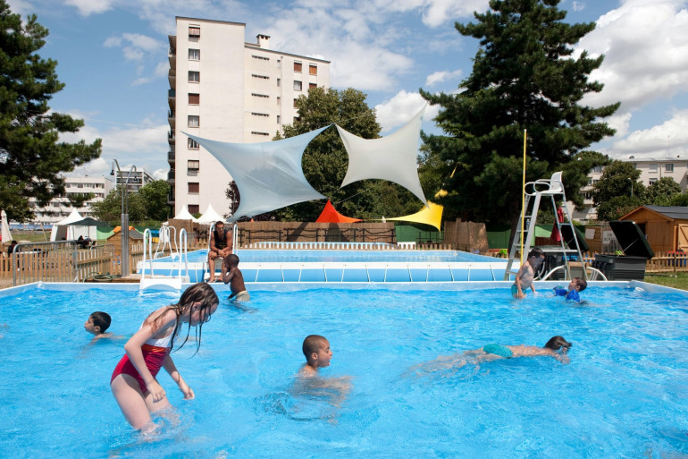 assurez la sécurité de vos enfants autour de la piscine avec nos conseils pratiques et nos solutions efficaces. apprenez à prévenir les accidents et à rendre votre espace aquatique sûr pour les plus petits.