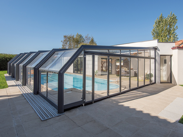 Aménagement extérieur : harmoniser votre abri de piscine avec la nature