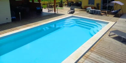 découvrez notre coin détente piscine, un espace paradisiaque où vous pouvez vous relaxer au soleil, plonger dans une eau rafraîchissante et profiter d'un moment de calme. idéal pour des journées en famille ou entre amis, venez recharger vos batteries dans notre oasis de sérénité.