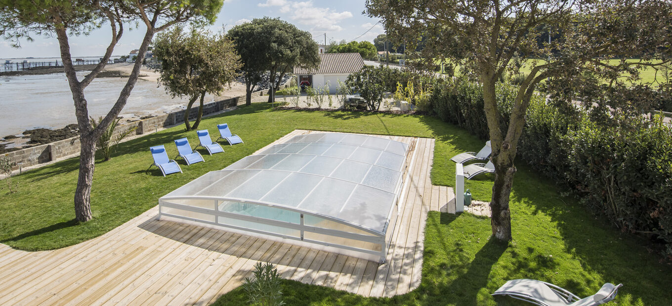 Comment choisir l’abri de piscine adapté à votre jardin ?