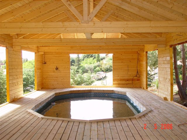 Les abris de piscine en bois : charme et praticité