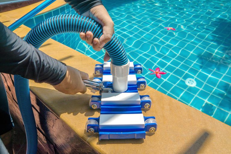 Les accessoires de nettoyage pour votre piscine