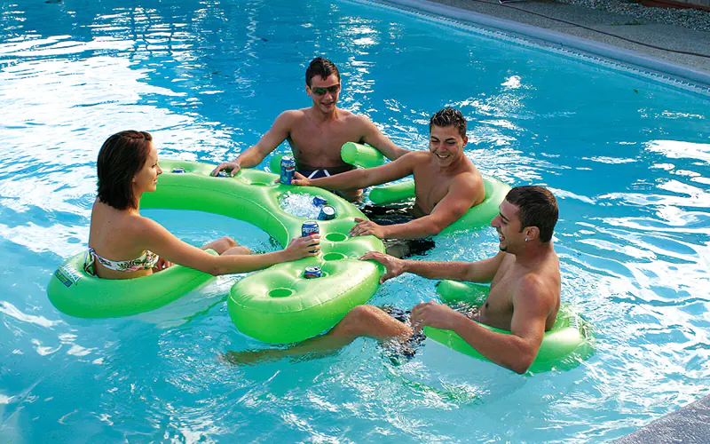 Les accessoires de piscine qui facilitent la baignade