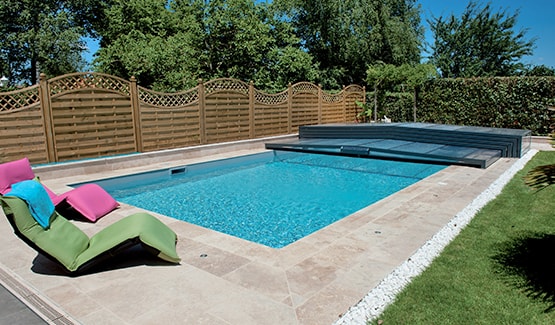 découvrez notre sélection d'abris de piscine innovants et esthétiques, conçus pour protéger votre bassin tout en embellissant votre jardin. profitez de baignades prolongées et sécurisées, tout en ajoutant une valeur ajoutée à votre propriété.