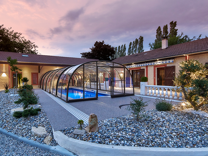 Un abri de piscine pour embellir votre jardin