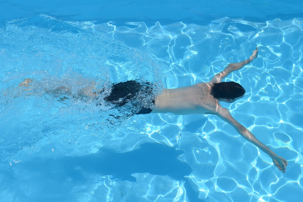 découvrez des conseils essentiels pour garantir la sécurité de vos enfants autour de la piscine. apprenez les meilleures pratiques pour prévenir les accidents, les équipements indispensables et les règles à enseigner aux enfants pour une baignade en toute sérénité.