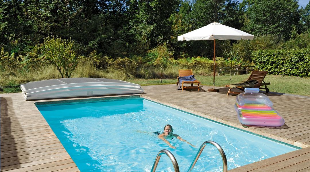 découvrez notre abri piscine exotique, alliant esthétique et fonctionnalité pour préserver votre espace aquatique tout en ajoutant une touche de détente et de dépaysement à votre jardin.