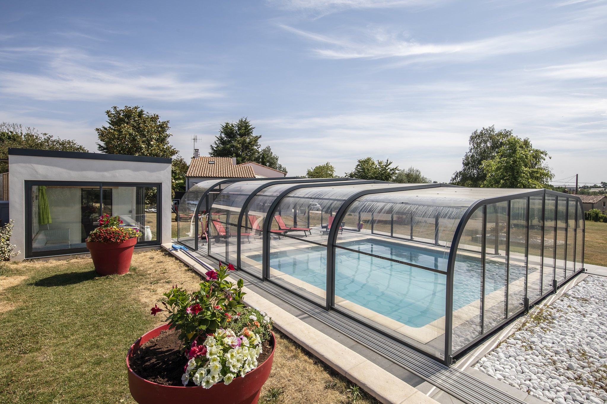 découvrez nos astuces et conseils pour nettoyer efficacement les joints de votre abri de piscine. prolongez la durée de vie de votre installation tout en garantissant un environnement propre et sécurisé pour vos baignades.