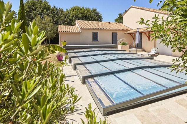 découvrez l'installation sécurisée d'un abri de piscine pour protéger votre espace aquatique. assurez la sécurité de vos proches et maintenez votre piscine propre tout en ajoutant une touche esthétique à votre jardin. profitez pleinement de votre bassin en toutes saisons !