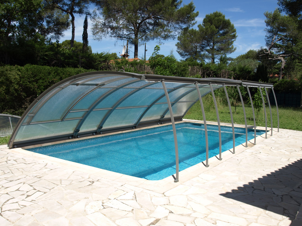 découvrez nos abris de piscine durables, conçus pour résister aux intempéries tout en préservant esthétisme et sécurité. profitez de votre piscine en toute saison et prolonger sa durée de vie grâce à nos solutions innovantes et respectueuses de l'environnement.