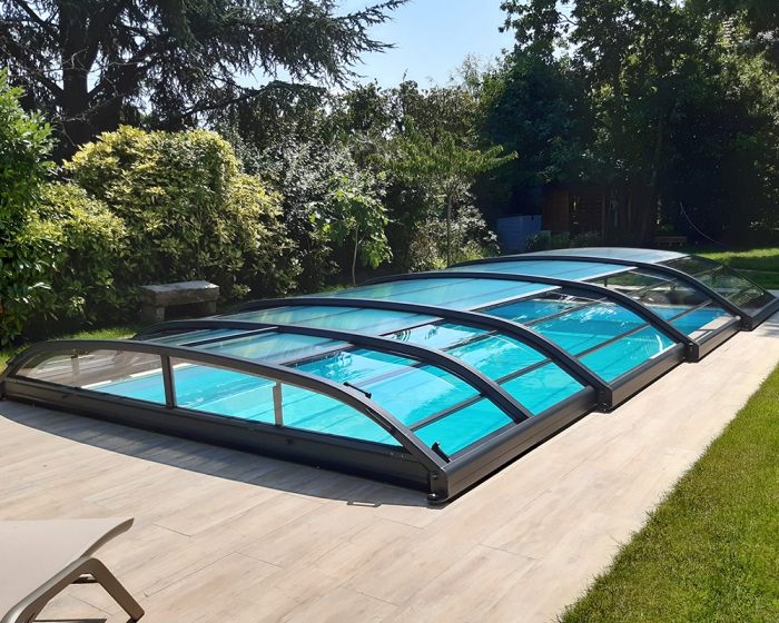 découvrez notre sélection d'abris de piscine, conçus pour protéger votre espace aquatique tout en ajoutant une touche élégante à votre jardin. profitez de votre piscine tout au long de l'année avec nos abris adaptés à vos besoins.