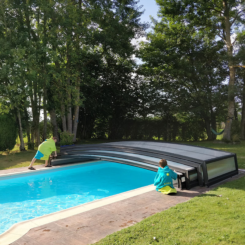 découvrez nos abris piscine transparents qui allient esthétisme et protection, parfaits pour profiter de votre piscine en toute saison tout en préservant votre vue sur l'extérieur.