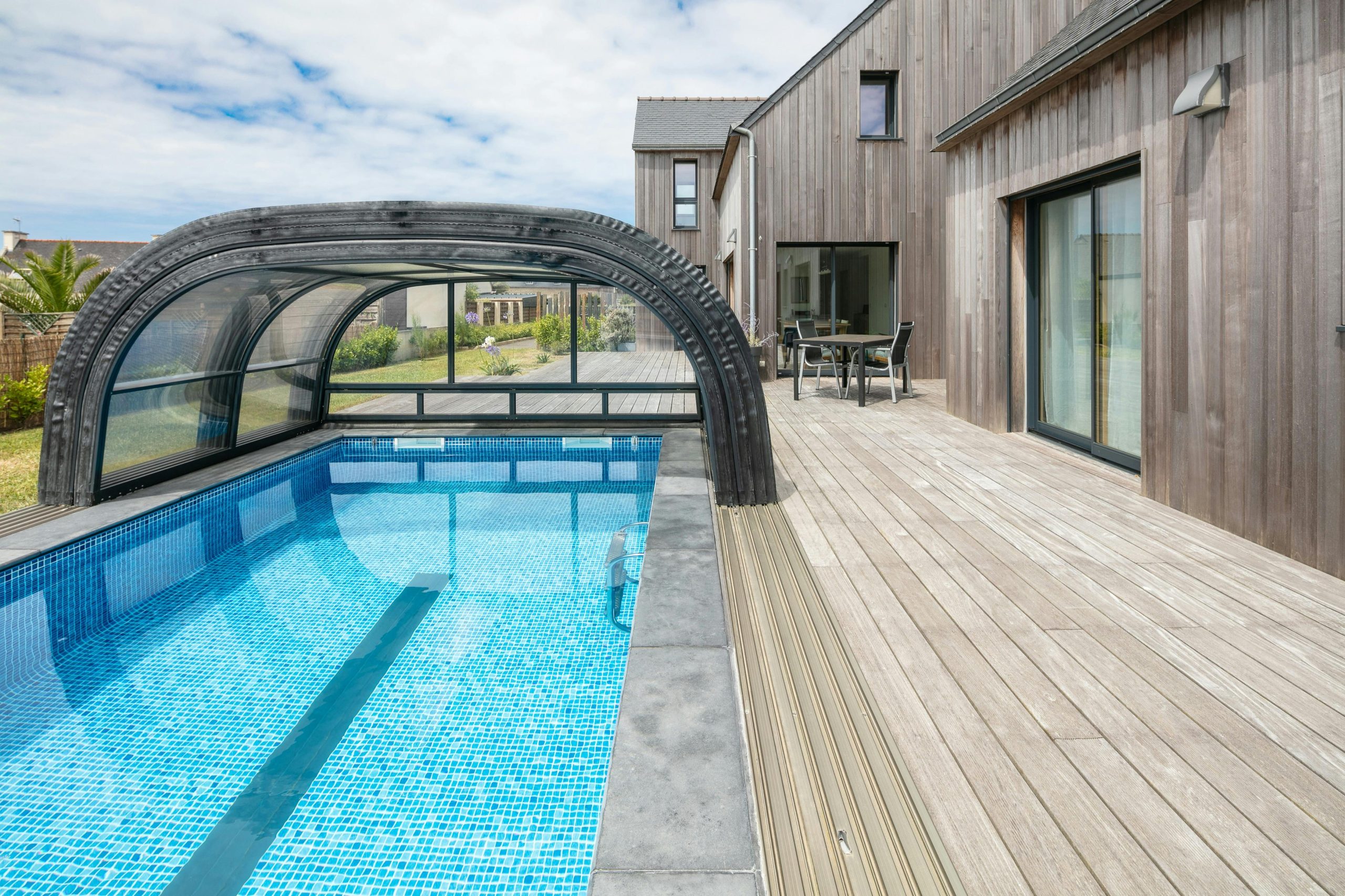 découvrez les avantages et inconvénients des abris de piscine en bois et en polycarbonate. comparez leur esthétique, durabilité et coût pour choisir la solution idéale pour votre espace aquatique.