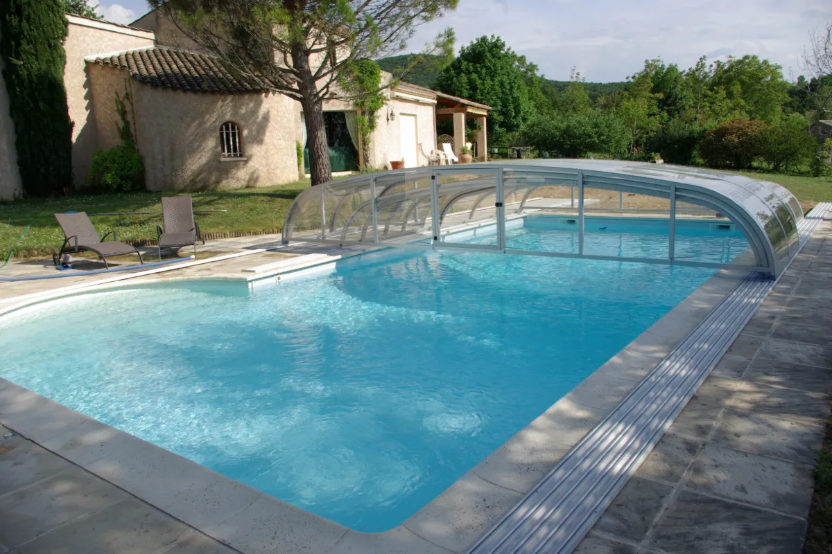 découvrez notre guide complet sur les styles d'abris de piscine. explorez les différentes options disponibles, de l'abri classique au design moderne, et trouvez l'inspiration pour sublimer votre espace extérieur tout en protégeant votre piscine.