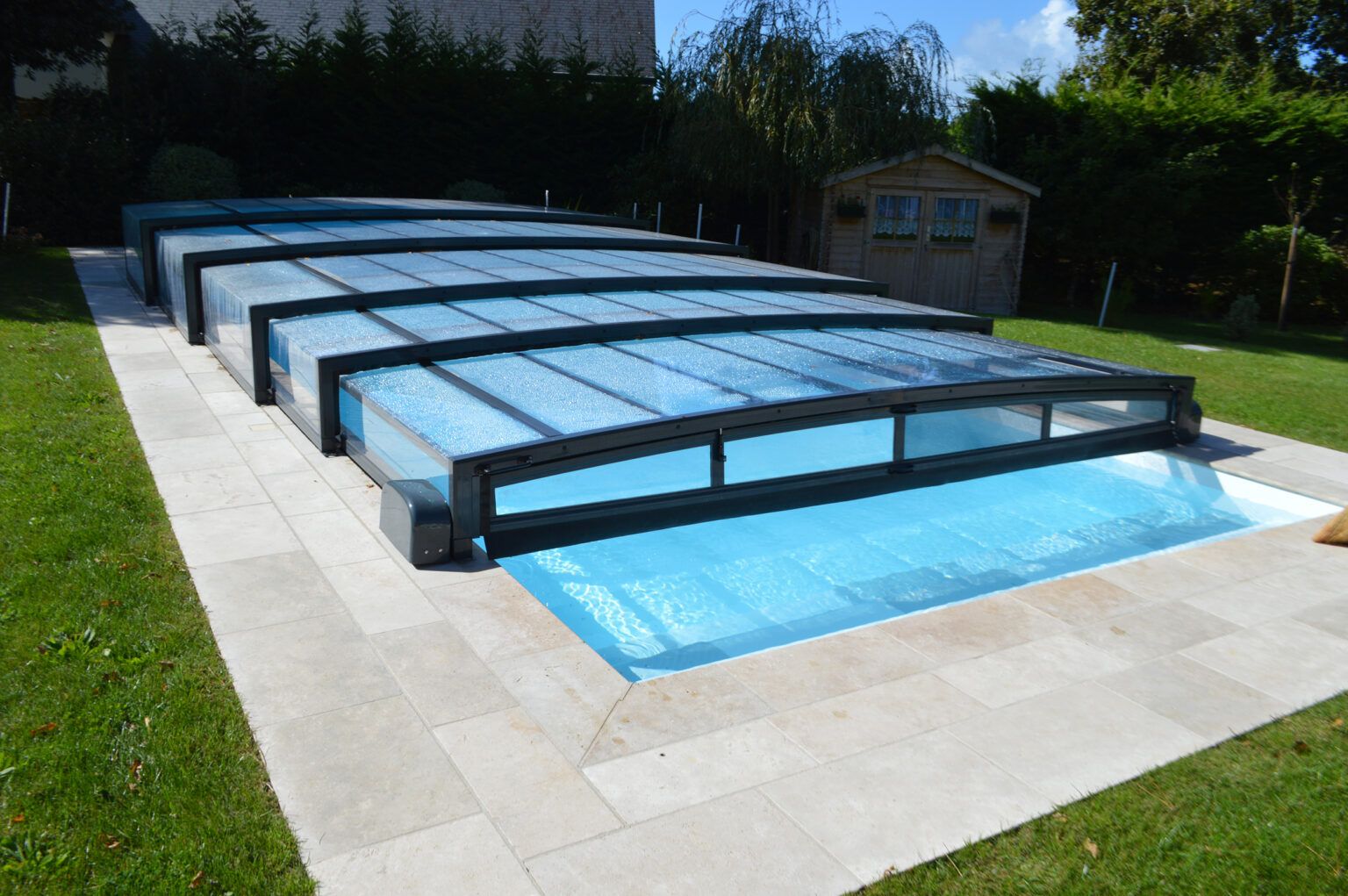 découvrez notre nettoyeur haute pression spécialement conçu pour l'entretien de votre abri de piscine. profitez d'un nettoyage efficace et rapide, pour garder votre espace extérieur impeccable tout au long de l'année. idéal pour éliminer salissures et traces indésirables, ce nettoyeur est un incontournable pour les propriétaires de piscine.