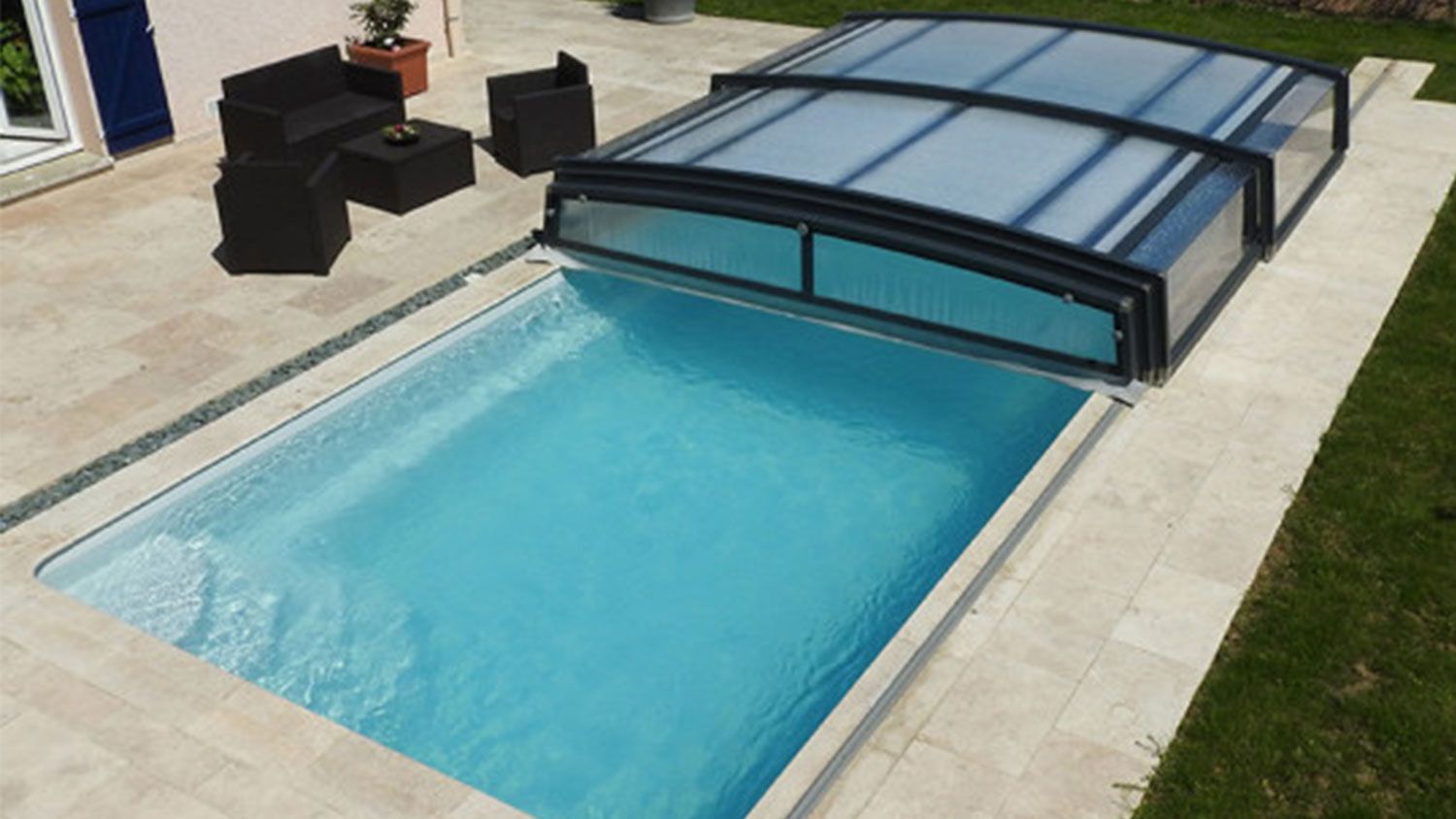 découvrez notre service de professionnels spécialisés dans la création et l'installation d'abris de piscine sur mesure. protégez votre espace aquatique tout en ajoutant une touche esthétique à votre jardin. contactez-nous pour un devis personnalisé et des conseils d'experts.