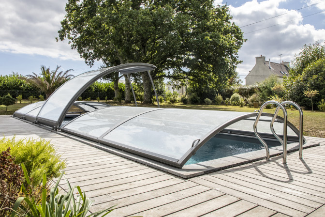 découvrez notre gamme d'abris de piscine, conçus pour protéger votre espace aquatique tout en ajoutant une touche d'élégance à votre jardin. profitez d'une baignade prolongée en toute sécurité, quelles que soient les conditions météorologiques, et prolongez la durée de vie de votre piscine avec nos abris sur mesure.