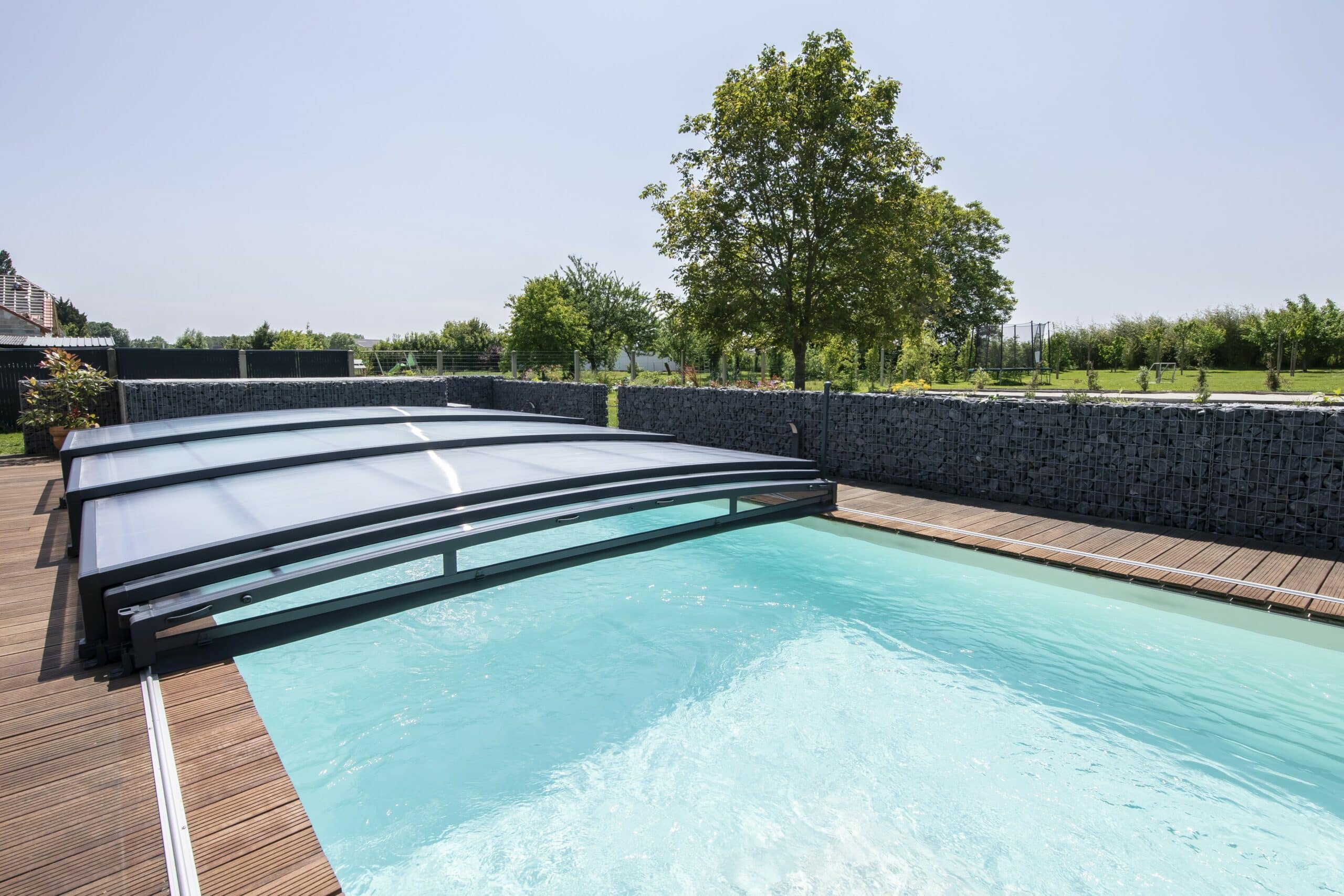 découvrez les meilleures options d'abris de piscine pour protéger votre espace aquatique tout en ajoutant une touche esthétique à votre jardin. comparez les styles, matériaux et prix pour faire le choix parfait qui répond à vos besoins.