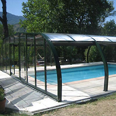 découvrez nos abris de piscine familiaux, alliant sécurité, confort et esthétisme pour profiter de votre piscine en toute saison. protégez vos proches tout en embellissant votre espace extérieur.