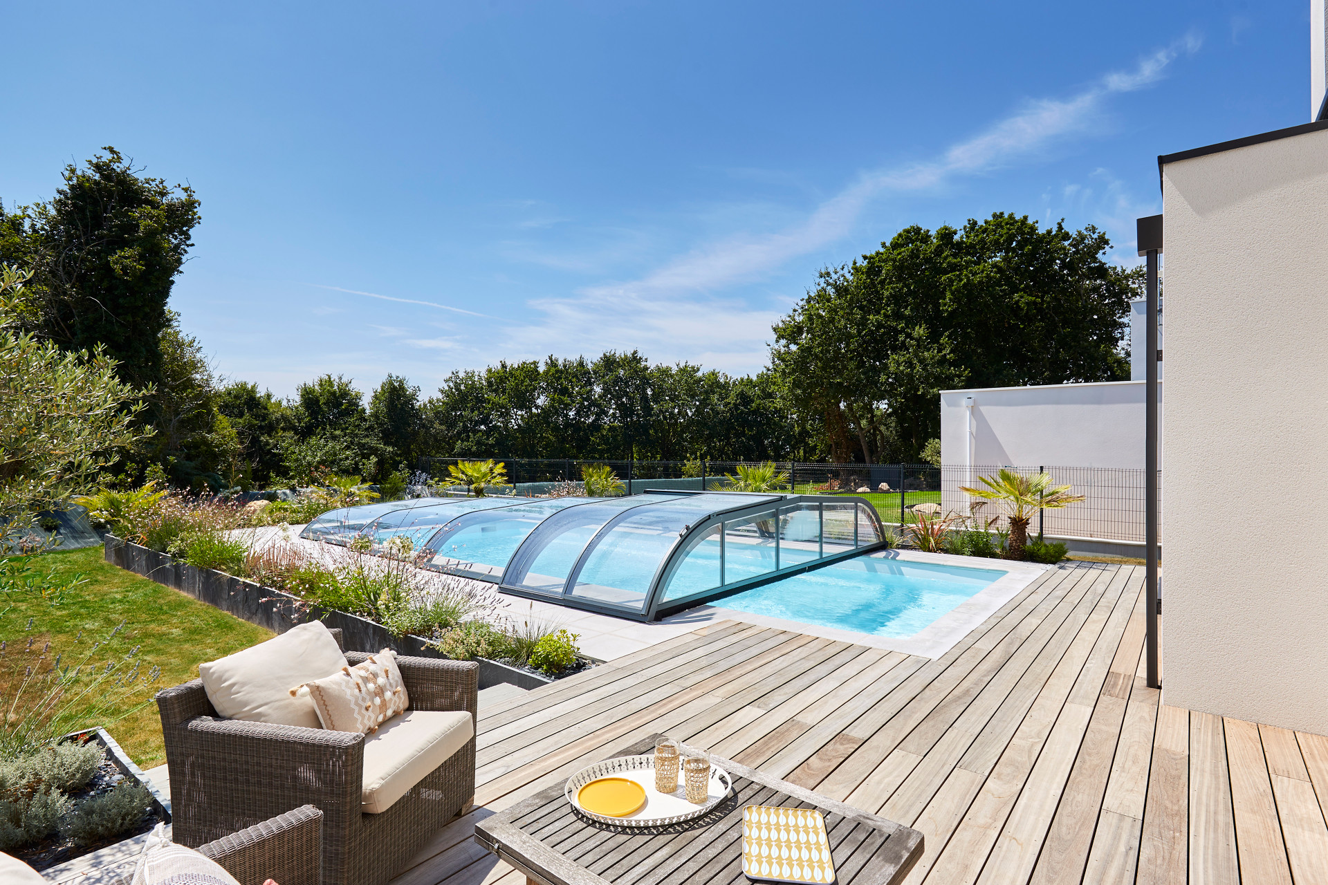 découvrez nos conseils pratiques pour choisir et installer un abri de piscine adapté à vos besoins. protégez votre espace de baignade tout en embellissant votre jardin grâce à nos recommandations d'experts.